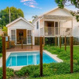 Renovated Coastal 3 BR House with Heated Pool: Woonona şehrinde bir otel
