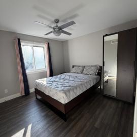 Private room with shared washroom, Hotel in Windsor