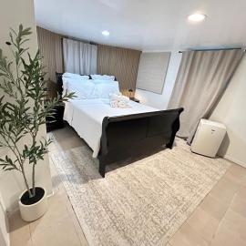 Aura Stays -Cozy Queen Room - Shared Bathroom- Self Check in-NEAR EWR