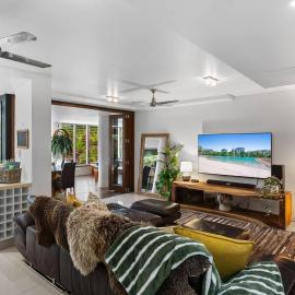Luxury Beachfront Apartment with Direct Pool Access, hotel in Cairns