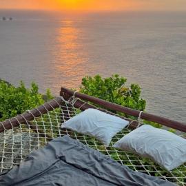 Suwehan Beach Cliff House with Hammock, hotel v destinácii Polilit