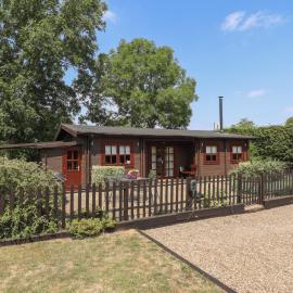 Tythe Lodge - Hot Tub Retreat in Rural Lincolnshire Family-Friendly Lodge Near Heckington