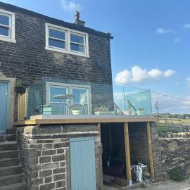 Cosy cottage stunning views close to Headley Venue