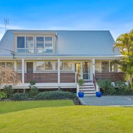 Sandcastles - Gorgeous beach house at North Avoca, hotel in North Avoca