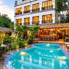 Catba Backpackers - Sea Vibe Pool Bar & Bungalow، فندق في كات با