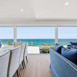 Glass House Retreat at Forresters، فندق في Wamberal
