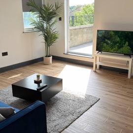 Stylish 1 Bed W- Balcony Near Train Station
