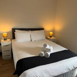 Stylish 1 Bed W- Balcony Near Train Station