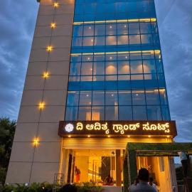 The Adithya Grand Suites – hotel w mieście Vānivilāsa Puram