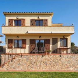 Casa fantástica en zona tranquila Un alojamiento para todos Nuestra casa es perfecta tanto para familias y amigos que buscan descanso, como para ciclistas que desean explorar la zona Para ciclistas ofrecemos un espacio seguro para guardar bicicle, hotel i Girona