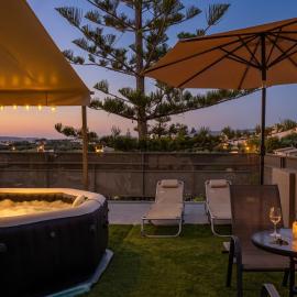 Panorama View with Private Hot Tub by 8essentially, hotel en Daratso