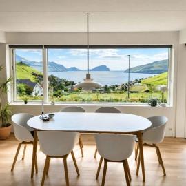 Panoramic Fjord Views in Modern Kvivik House, Hotel in Kvívík