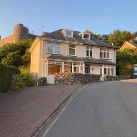 Harlech castle and beach home, hotelli kohteessa Harlech