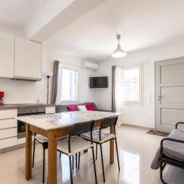 Bright & Cozy Home, 5 mins to Andros Town