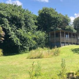Longtails, beautiful lodge retreat Bantham SDevon، فندق في Bantham