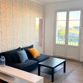Charming 2-Bedroom Family Apartment with City View - Direct Access to Central Paris
