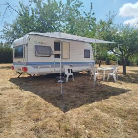 location insolite caravane, hotel in Quins