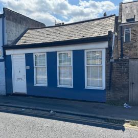 A cozy self-contained bungalow, hotel in Margate