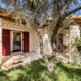 Apanema Mindfulness, Relaxing Adults Only Resort, Fast WiFi, Pool, Sauna, Massage、Asprogerakataのホテル