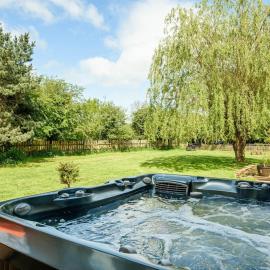House in Iron Acton with Hot Tub