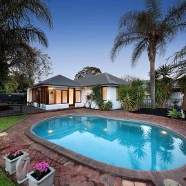 Luxury Retreat 5-Bedroom Villa with Private Pool & Beautiful Outdoor Spaces, hotell i Melbourne