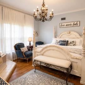 Historic Mansion-King Suite-The Blue Jay, hotel in Fort Smith