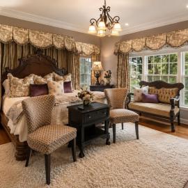 King suite-Sitting area-Backyard views-The Blooming Garden, hotel in Fort Smith