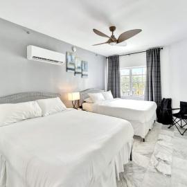 Stylish Studio Steps from South Beach, Sleeps 4، فندق في ميامي بيتش