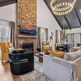 Long & Short of It - Pet Friendly, EV Charger, Firepit + Big Canoe Access