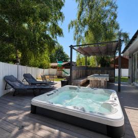 Luxury holiday home with private hot tub, sleeps 8 and dog-friendly! ref 34034G