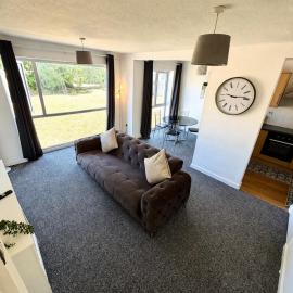Modern 2-Bed Maisonette- Ideal for Gatwick Aiport, מלון בקרואולי