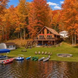 Lakefront Home Fast WiFi and Workspace, stay the week، فندق في New Milford