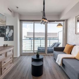 Modern Cozy Condo in the Heart of Toronto، فندق في تورونتو