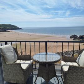 Caswell Bay sea view apartment direct beach access, sleeps 4, hotel in Bishopston