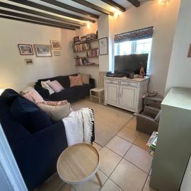 Village cottage with garden near Oxford family friendly