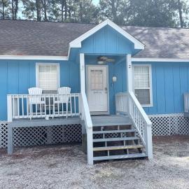 Perfectly located condo with beach access - deck internet W&D & AC, hotel in Dauphin Island
