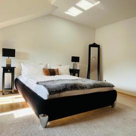Sonnige Wohnung Mühlhausen mit Südbalkon، فندق في Affing