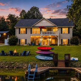LKJ - Lakefront Home, Hot tub, Fire Pit, Games and Movie Room!, hotel in Marion