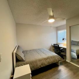 Quiet room near UF & Shands Hospital with a private keypad lock and free parking, khách sạn ở Gainesville