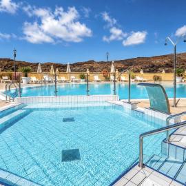 Spacious House with Pool Views and BBQ, Eternal Summer Serenity، فندق في موجان