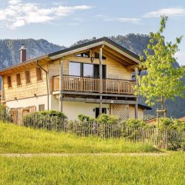 Chalet Alpenzauber mit beheiztem Pool, Inzell, Hotel in Inzell