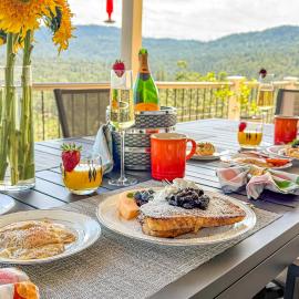 Mountain Daddies Boutique Bed & Breakfast near Yosemite - Fresh Homemade Breakfast Included