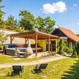 Ladybug House Nature Retreat w/ Jacuzzi - Happy Rentals, hotel in Fokovci