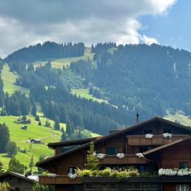 Gstaad 2 Bed Alpine Retreat Sleeps 6, 2 Min Walk to Eggli, Views and Parking