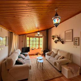 Casa Castaño - Chalet con patio y piscina de temporada, Hotel in Pitres