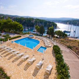 Apartment Milna - with Swimming Pool & Amazing Seaviews, above Bijaka Beach, hotel di Milna