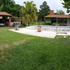 Casa de categoría con piscina, quincho y parque, hotel in Colastiné