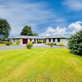 Home in Killarney - 6 Bedrooms, Beautiful Home!, Hotel in Cloghereen