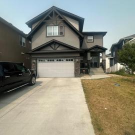 2 Bedrooms Lovely Spacious 14 by 10 ft Home closer to Lake, Eatery, Shopping Malls in Chestermere, hotel i Chestermere