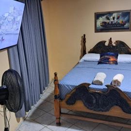 Habitación indpte para 3 personas con baño privado y patio, hotel in Almirante